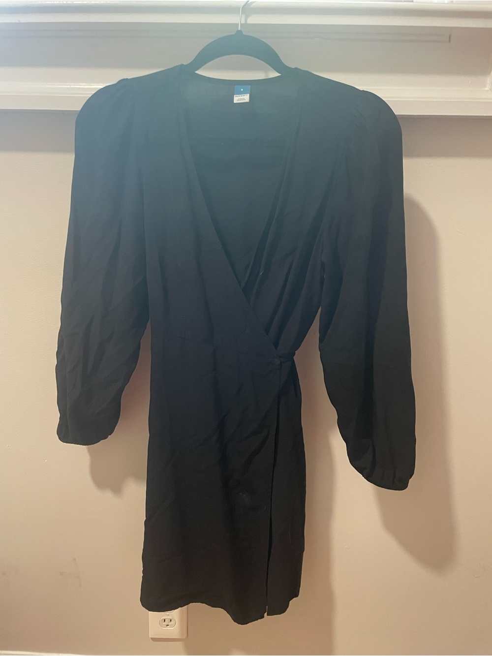 Old Navy Black V-Neck Wrap Midi Dress - Picture 3 of 4